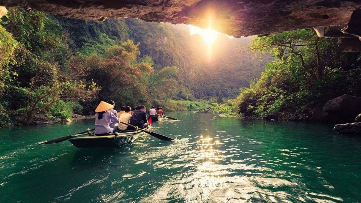 4-Day Private Hanoi & Ninh Binh Luxury Tour Led By Women 4-Day Private Hanoi & Ninh Binh Luxury Tour Led By Women